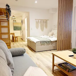 Gemuetliches 2 Ambient Mit Queensize-bett , Etagenbett& Schlafsofa In Alsternaehe Apartment